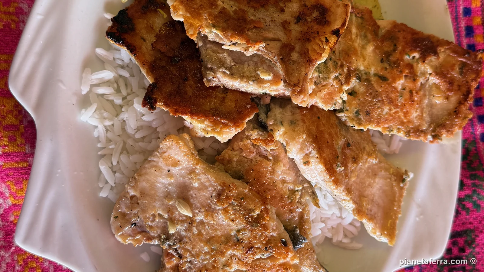 Un piatto di trucha, la trota del lago Titicaca, mangiata in un chiosco sul lungolago di Copacabana