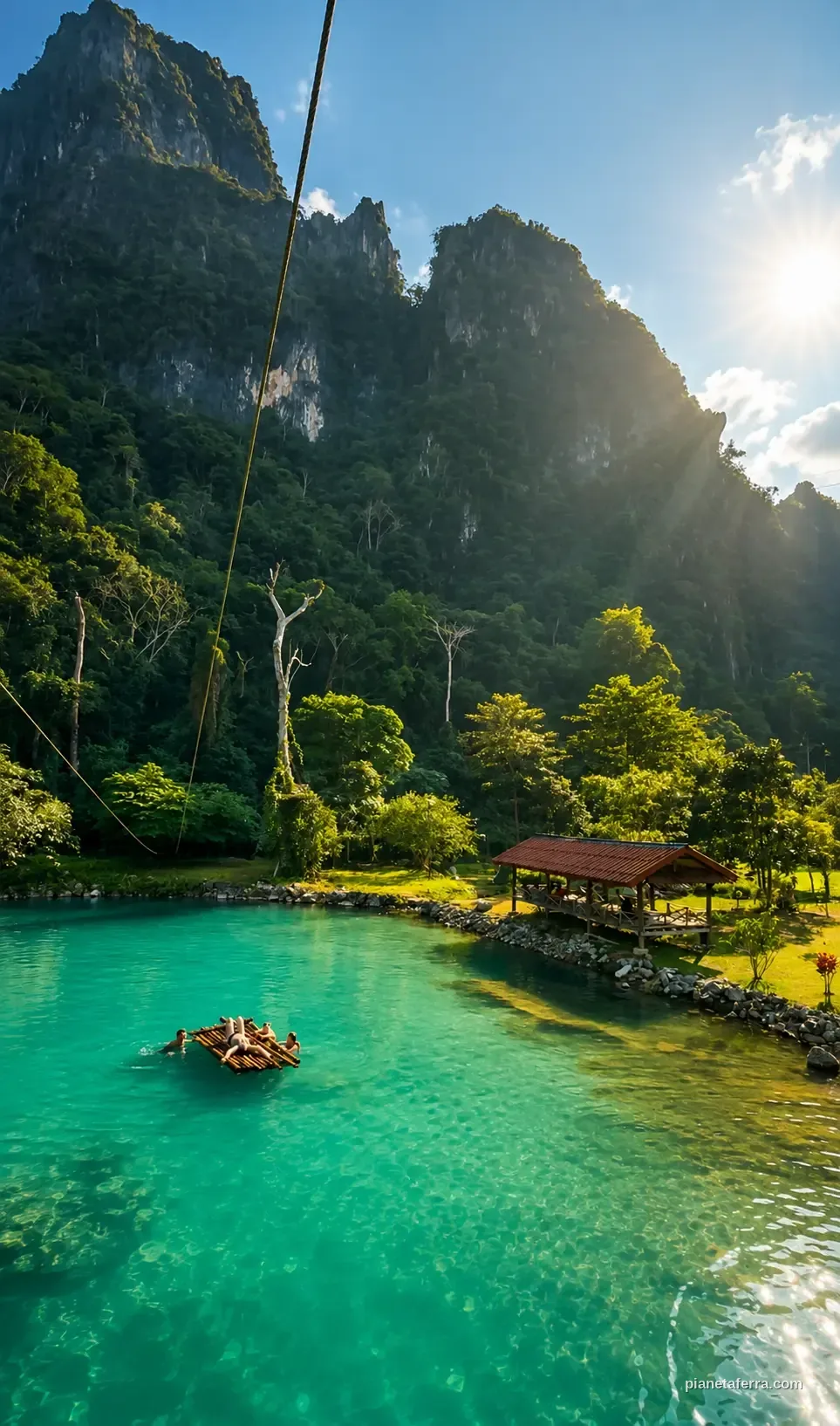 Blue Lagoon di Vang Vieng in Laos con acque turchesi e zipline