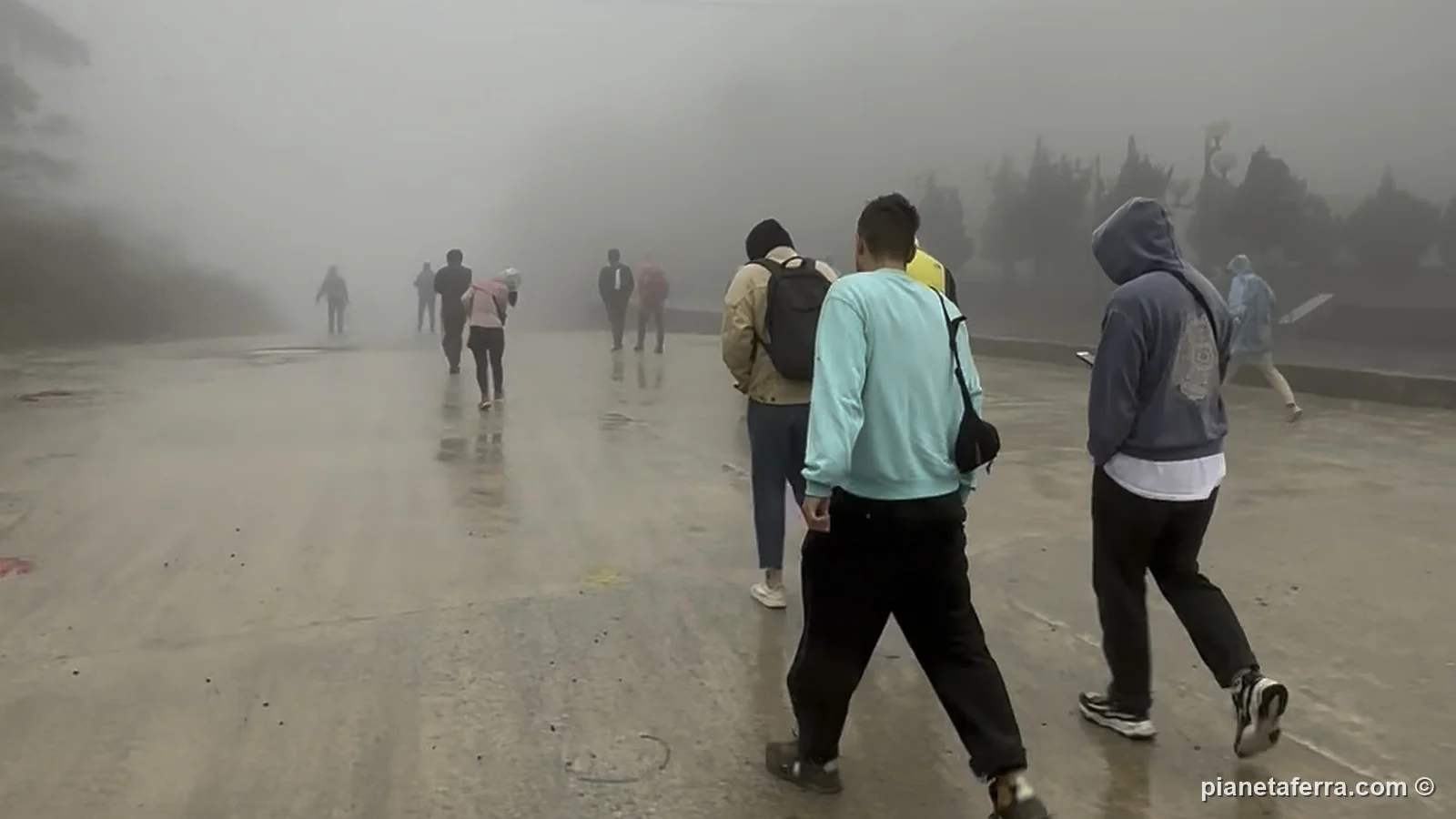 Viaggiatori a piedi nella nebbia al confine tra Vietnam e Laos, dopo lo sleeping bus da Hanoi