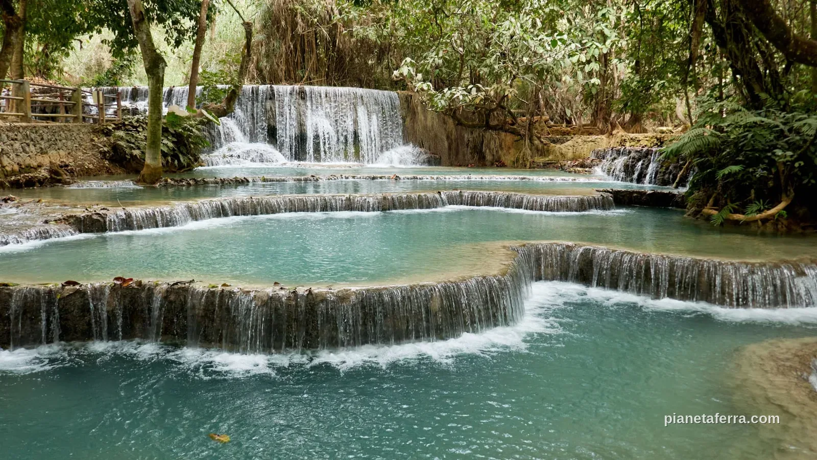 Cascate di Kuang Si in Laos con piscine naturali turchesi