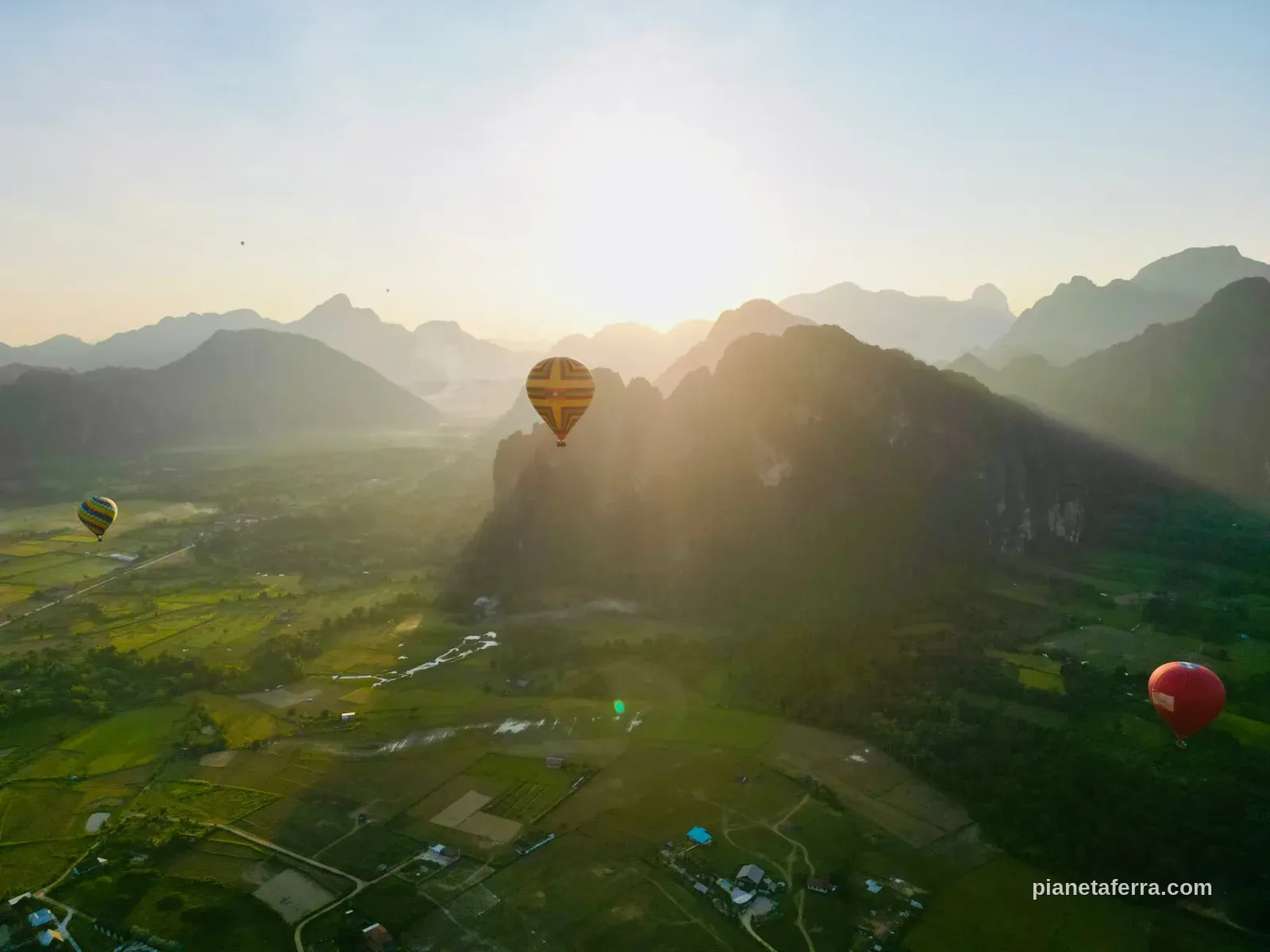 Mongolfiere all'alba sopra le montagne carsiche di Vang Vieng in Laos