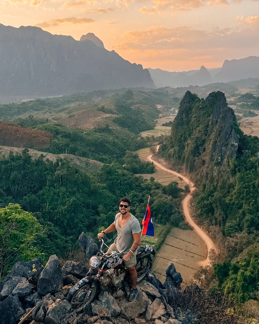 Nam Xay Viewpoint a Vang Vieng con la moto simbolo del panorama
