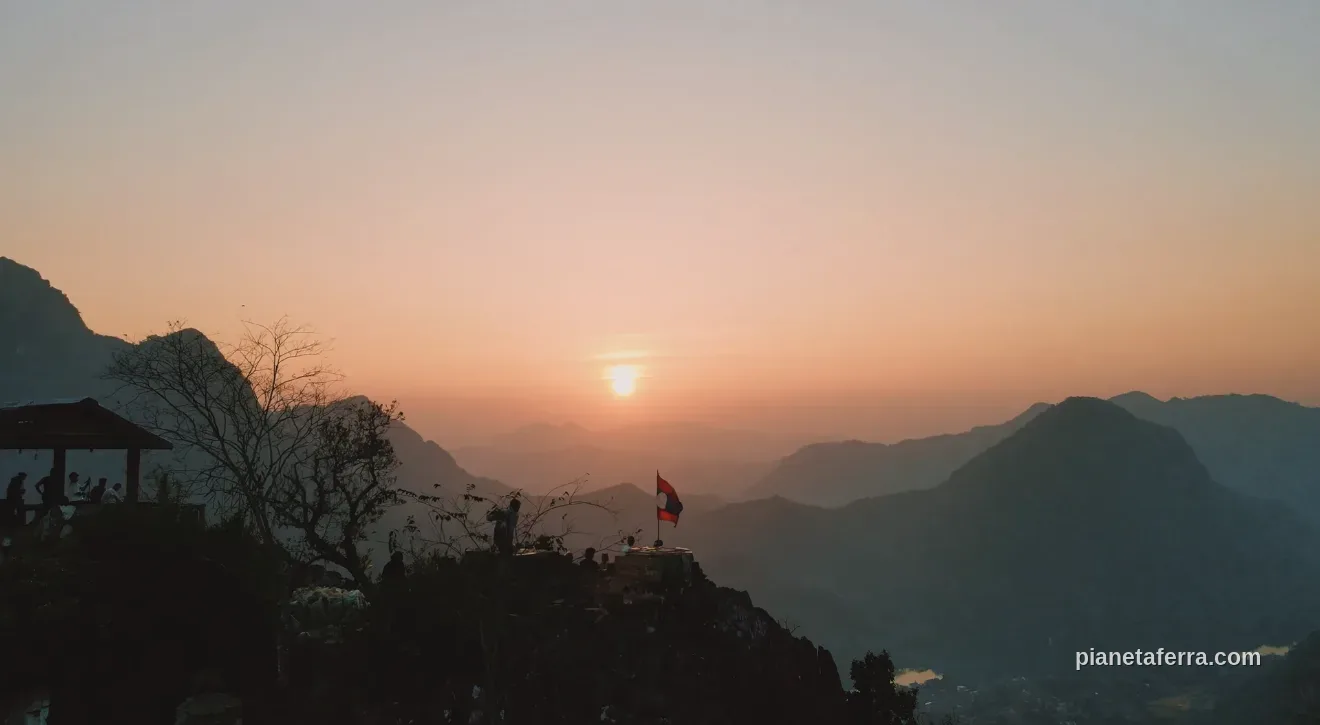 Alba con bandiera del Laos sul viewpoint di Nong Khiaw