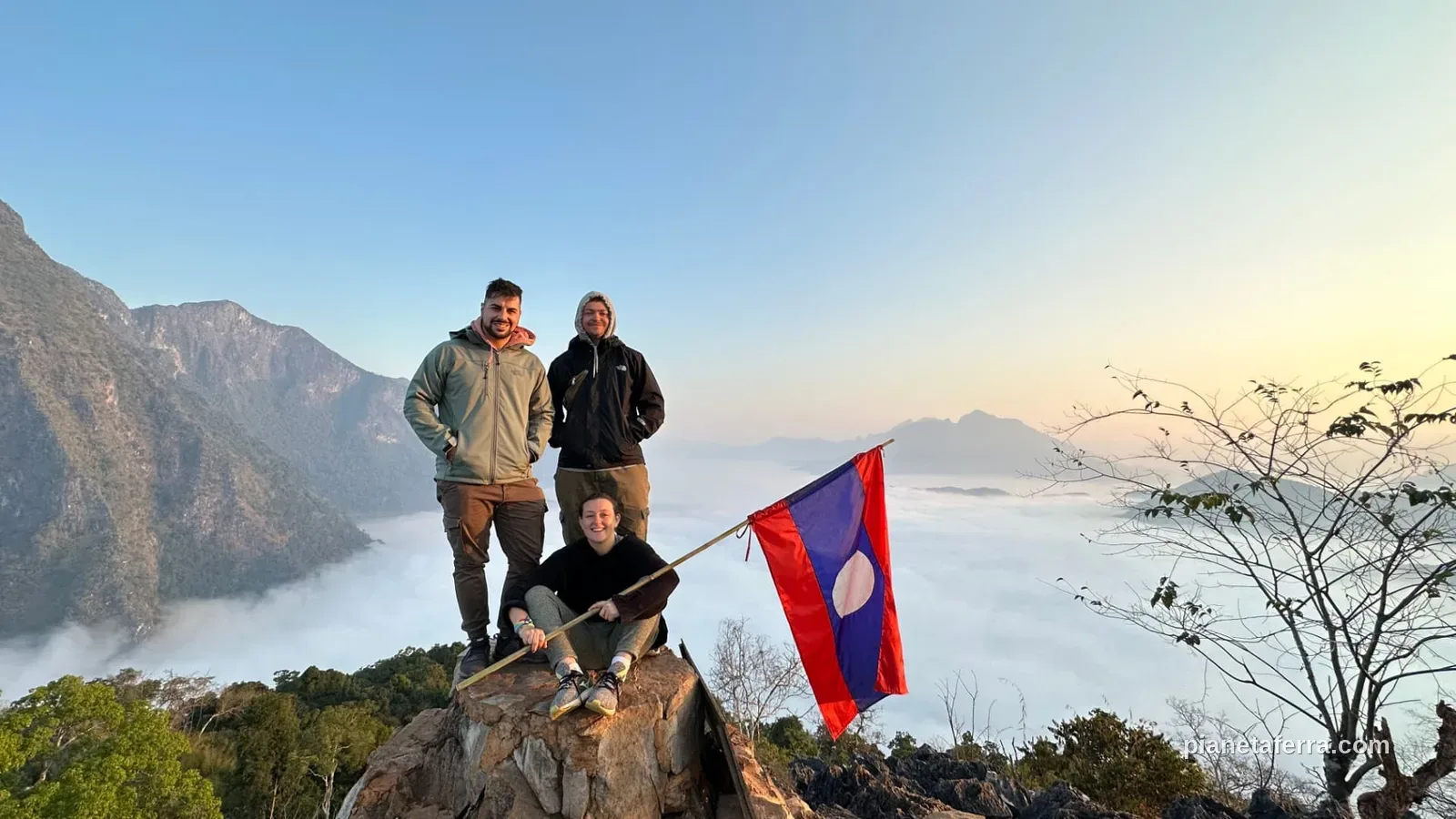 Gruppo in vetta al viewpoint di Nong Khiaw sopra il mare di nuvole, Laos