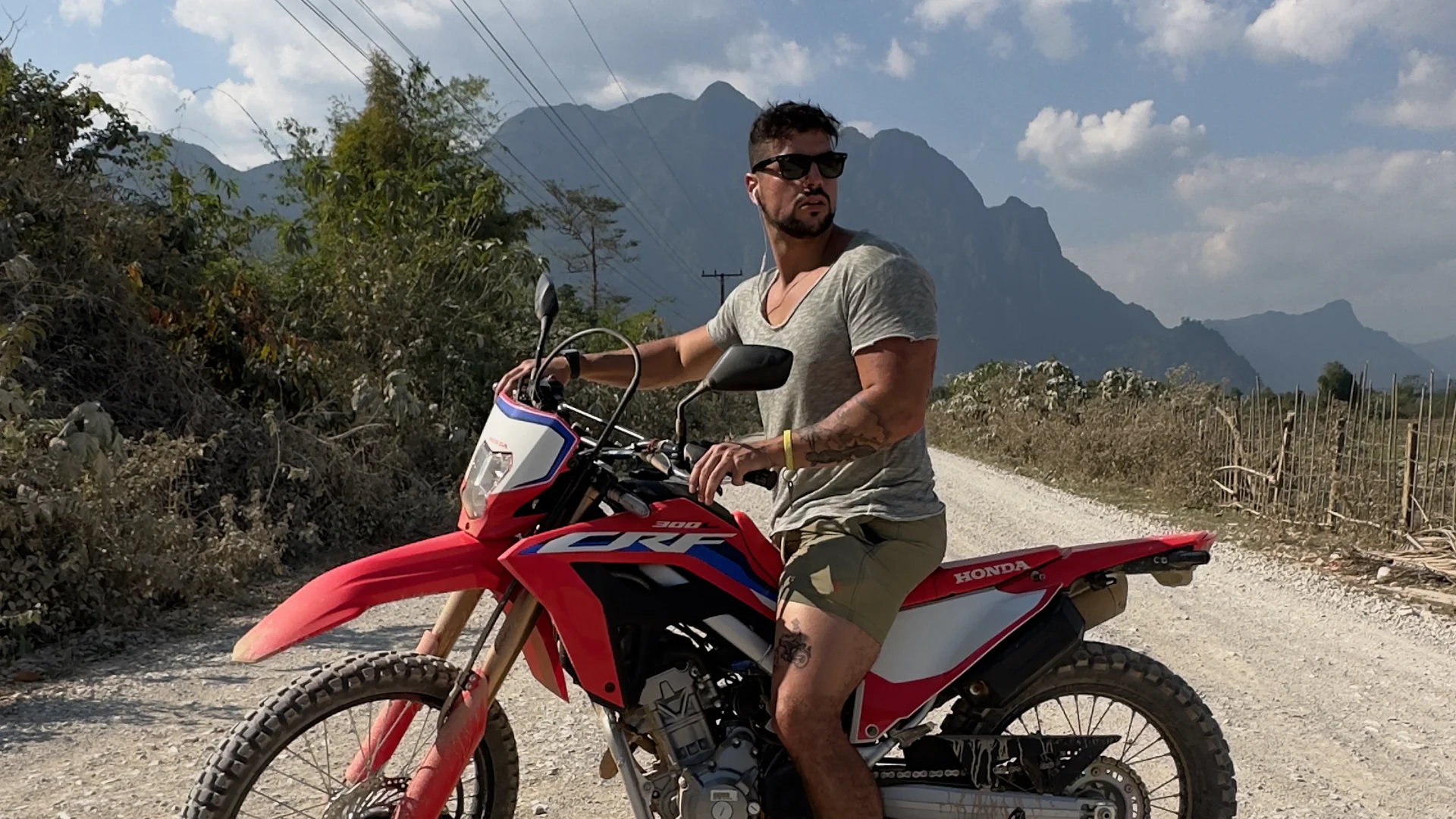Il Laos è sicuro? I pericoli reali, da strade e scooter agli ordigni inesplosi, e come evitarli