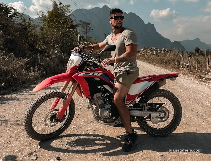 In moto lungo il Thakhek Loop tra le montagne del Laos