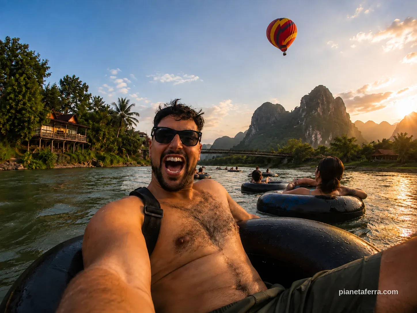 Tubing sul fiume Nam Song a Vang Vieng, Laos, con mongolfiera al tramonto