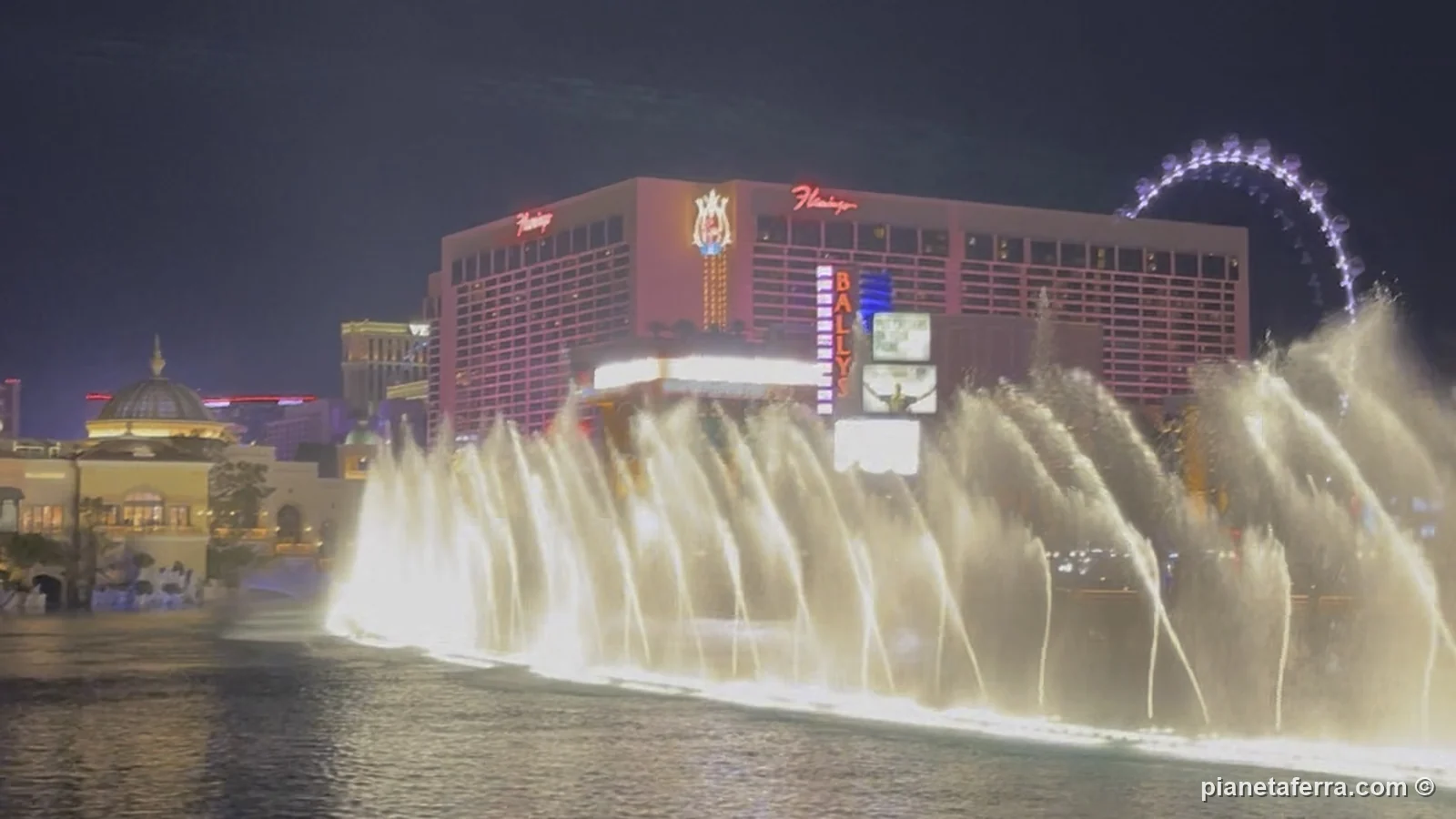 Le fontane del Bellagio di notte sulla Strip di Las Vegas, a febbraio 2022