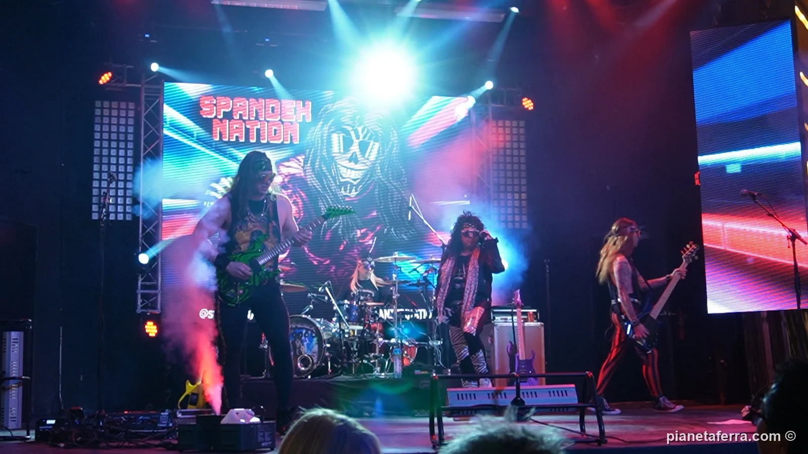 Un concerto rock su uno dei palchi di Fremont Street, a Las Vegas, a febbraio 2022