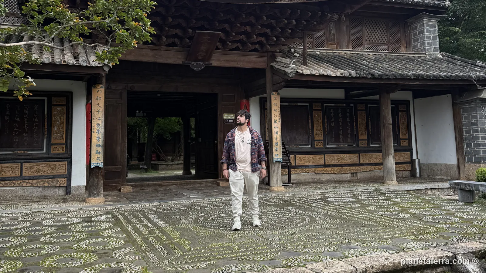 Luca nel cortile di un edificio storico di Baisha, vicino a Lijiang