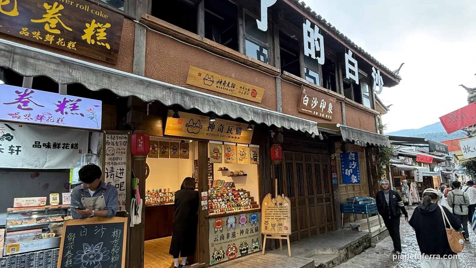 La strada principale di Baisha, con le botteghe e i negozi di dolci