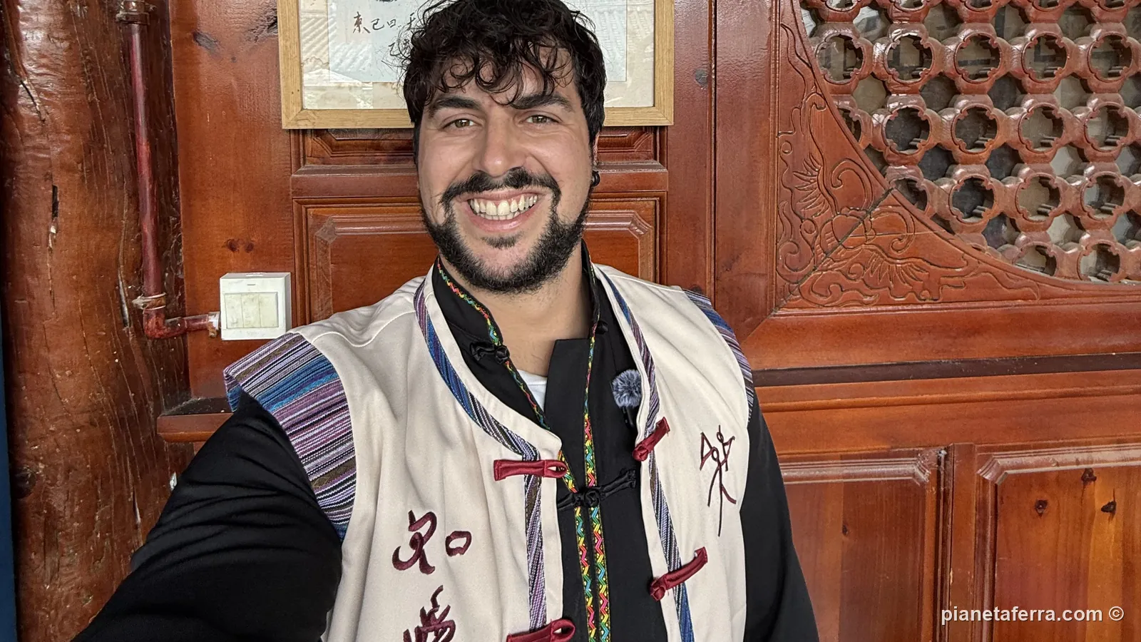 Luca con il costume tradizionale Naxi in una casa di legno della città vecchia di Lijiang