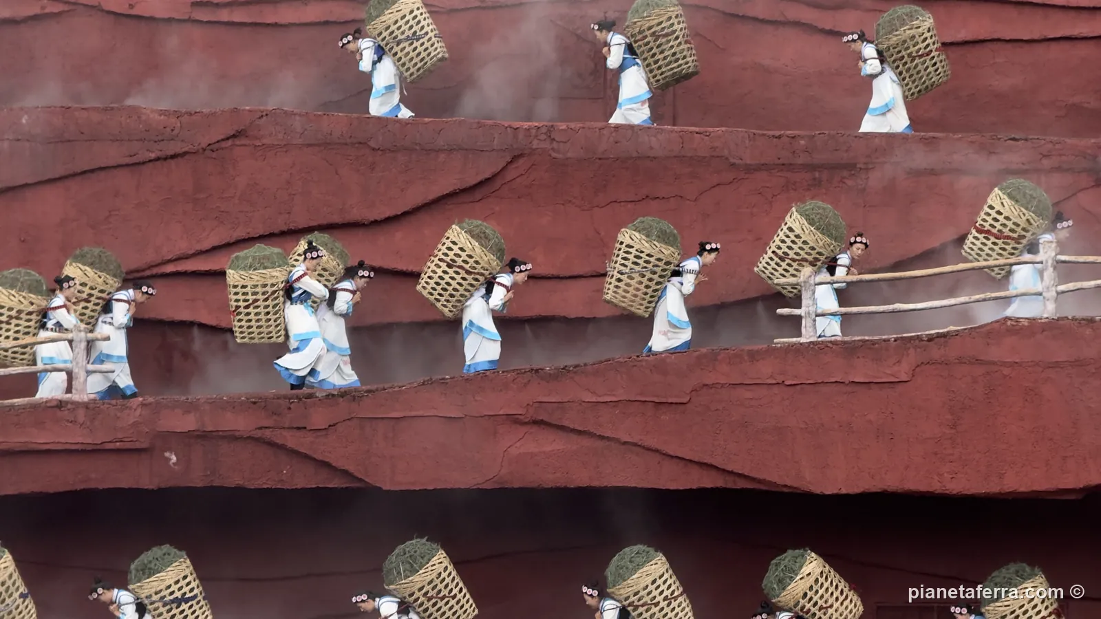 Lo spettacolo Impression Lijiang, con i figuranti con le ceste sul palco rosso a circa 3.100 metri