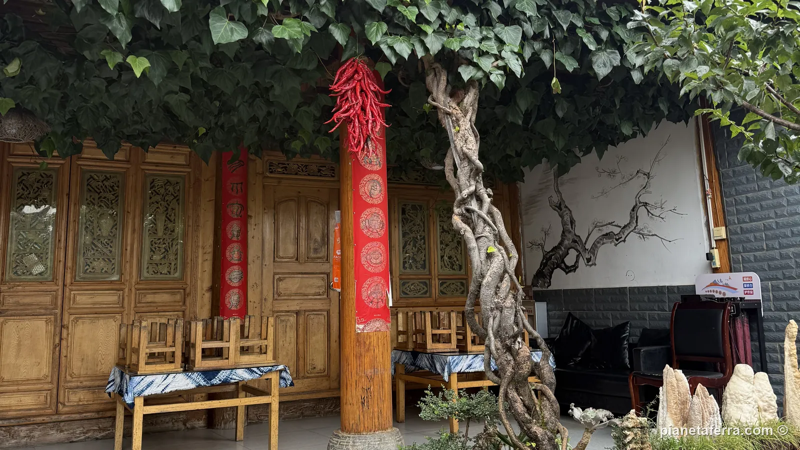 Il cortile di una casa Naxi nel villaggio di Yuhu, ai piedi della Montagna del Drago di Giada