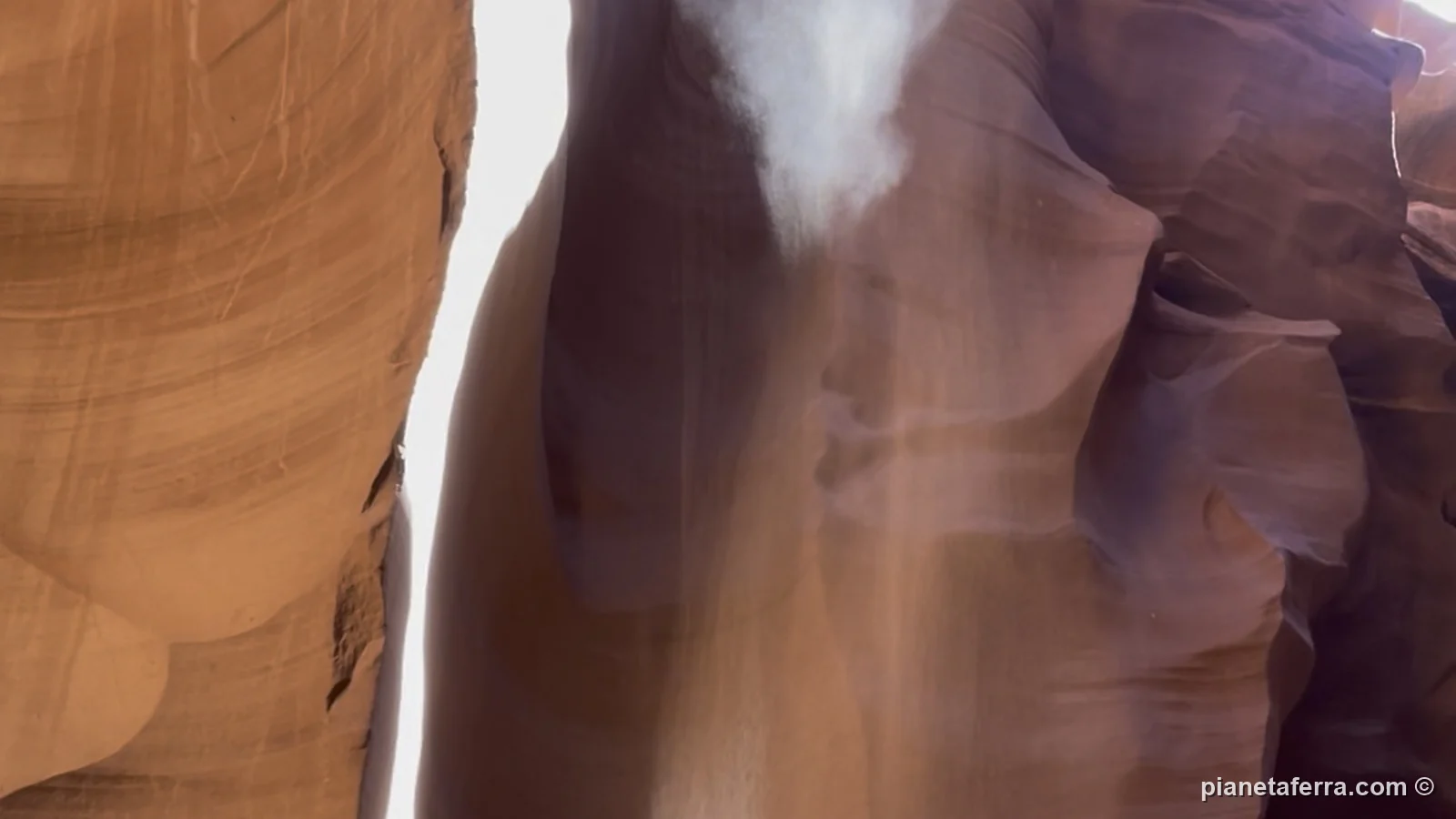 La fessura del Lower Antelope Canyon vista dal basso, con la luce che entra dall'alto, a febbraio 2022
