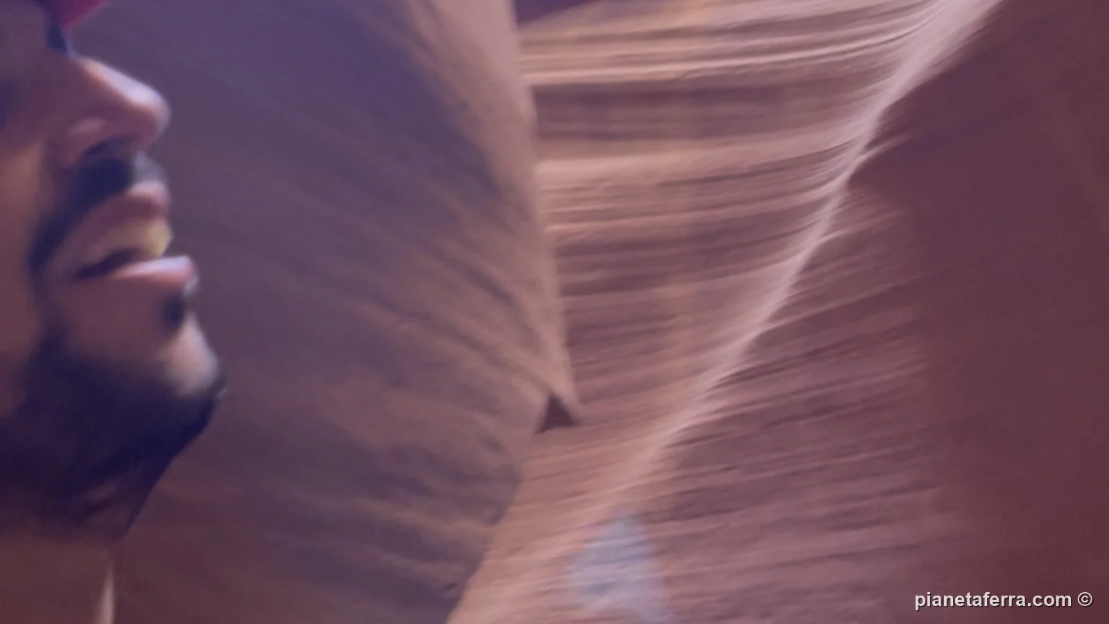 Luca dentro il Lower Antelope Canyon, tra le pareti di arenaria, a febbraio 2022