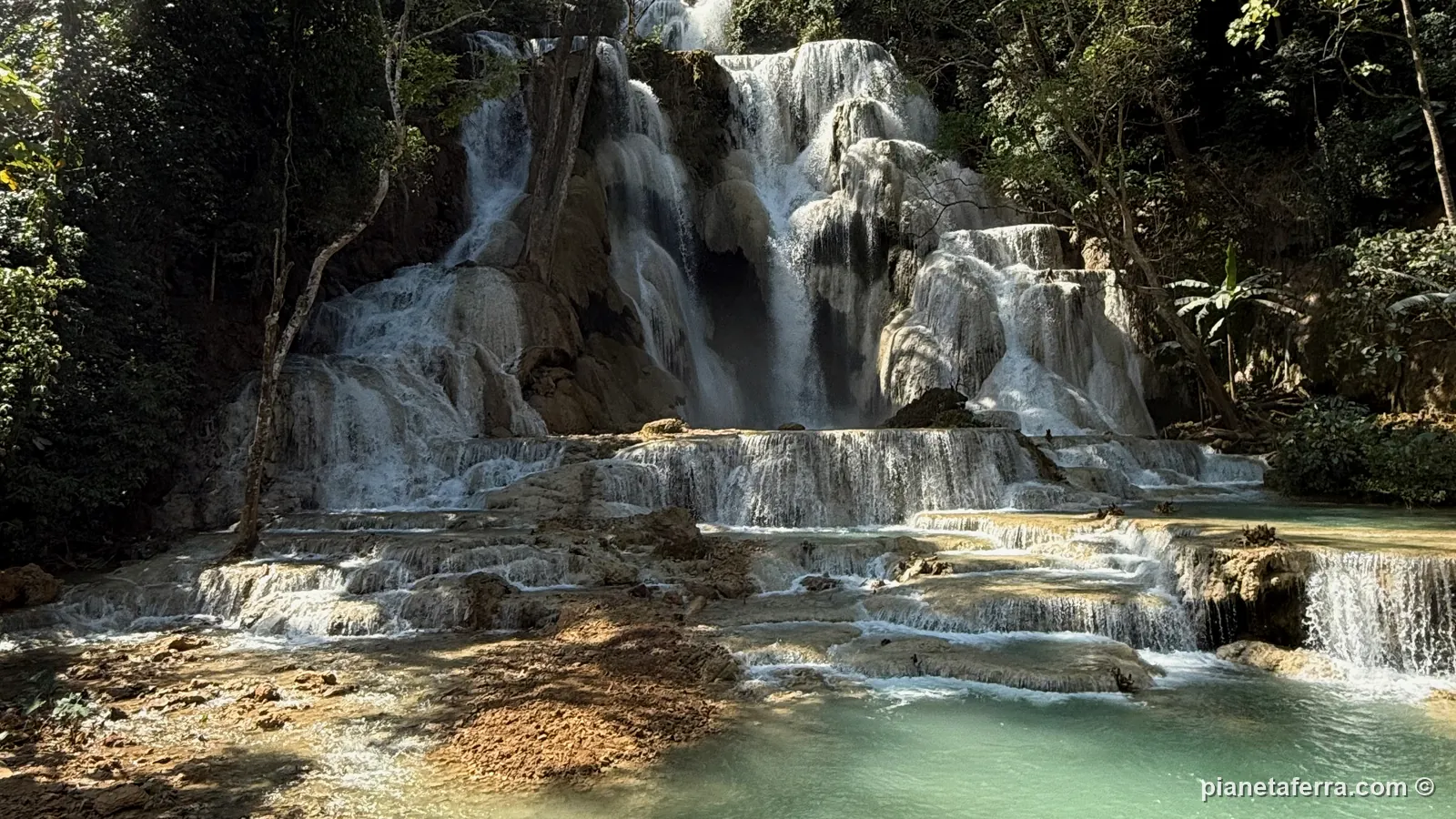Le cascate di Kuang Si e le piscine turchesi nella foresta vicino a Luang Prabang