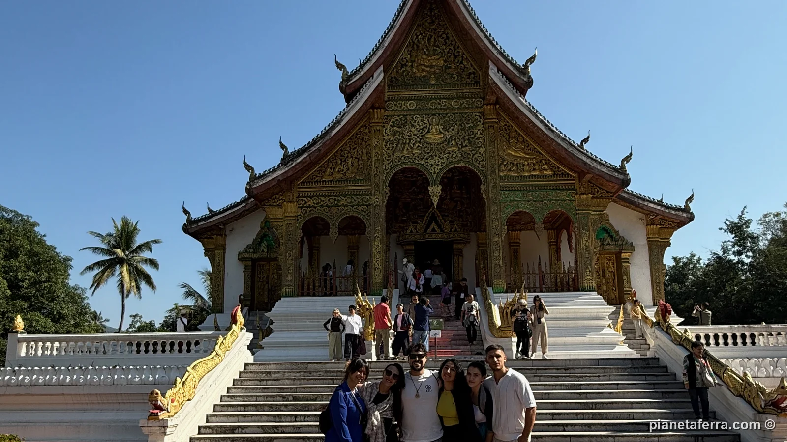 Il gruppo davanti ad Haw Pha Bang, il tempio dorato nel giardino del Palazzo Reale di Luang Prabang