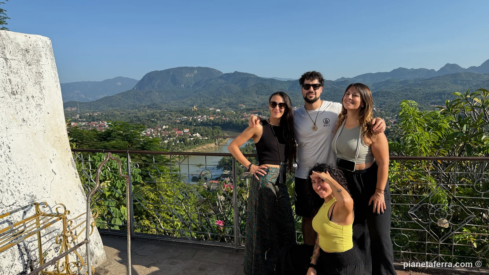 Il gruppo sulla terrazza in cima al Phousi, con la vista sulla città e sulle montagne