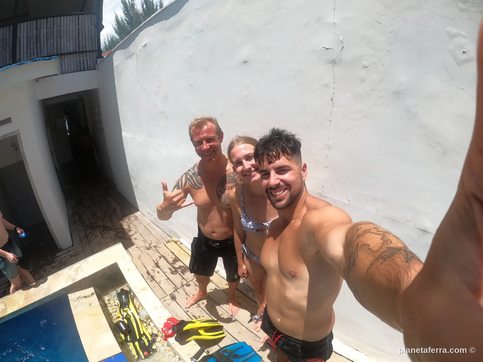 Luca con Annika e un altro viaggiatore a bordo piscina nei primi giorni a Bali, zona Ungasan