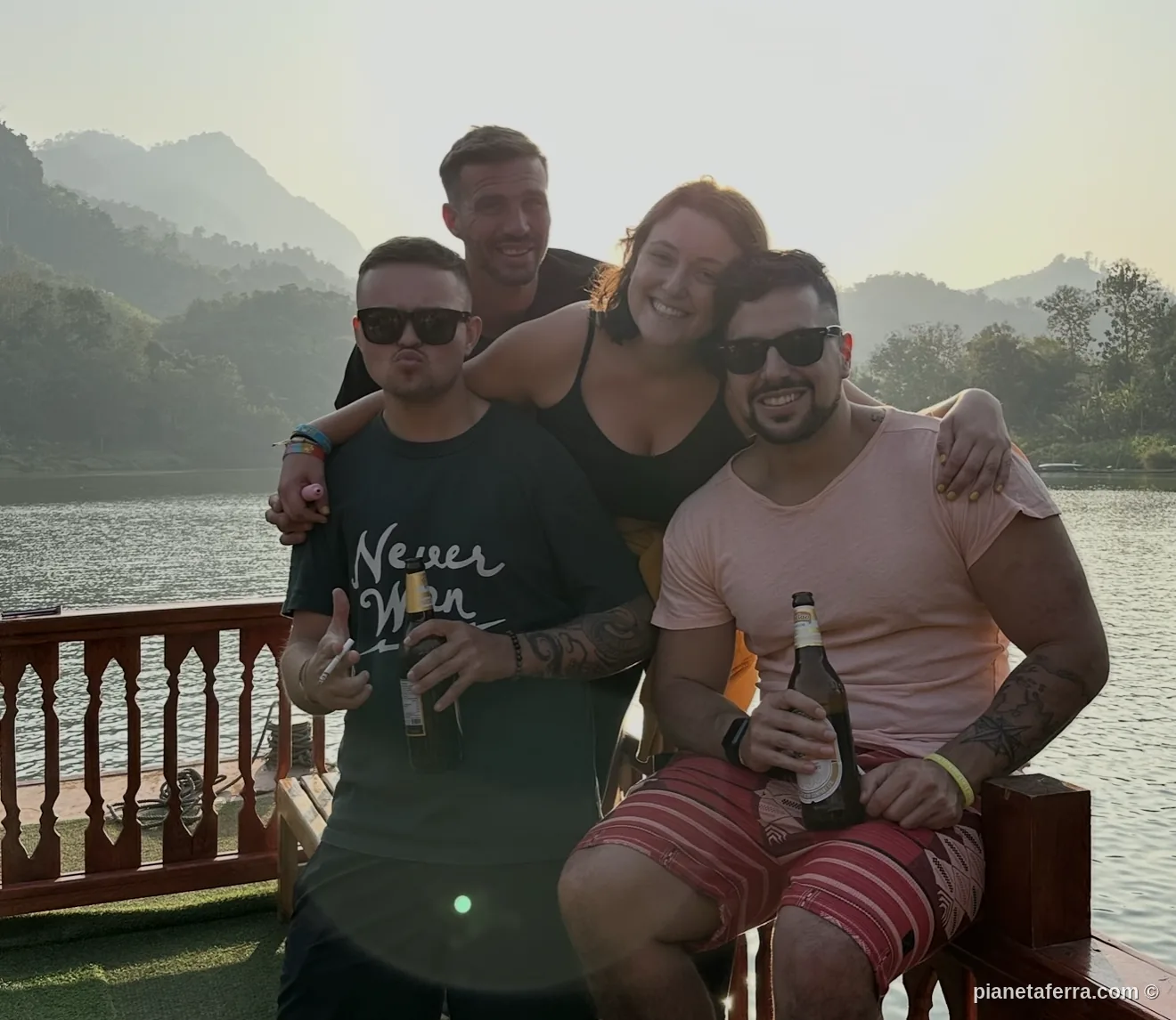 Luca, Matt e altri amici su una barca sul fiume a Nong Khiaw, nel nord del Laos