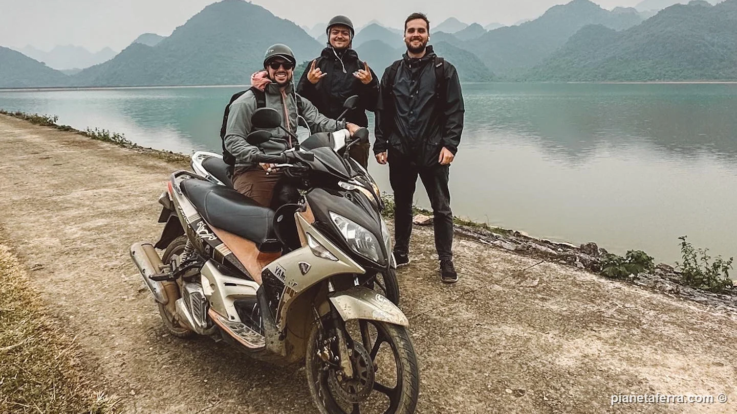 Luca, Matt e Chris in scooter davanti al lago tra le montagne di Ninh Binh, in Vietnam