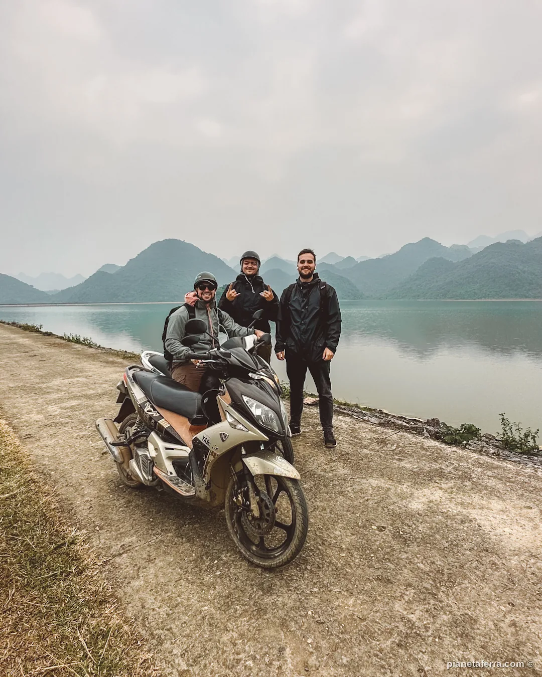 Luca, Matt e Chris in scooter davanti al lago tra le montagne di Ninh Binh, in Vietnam
