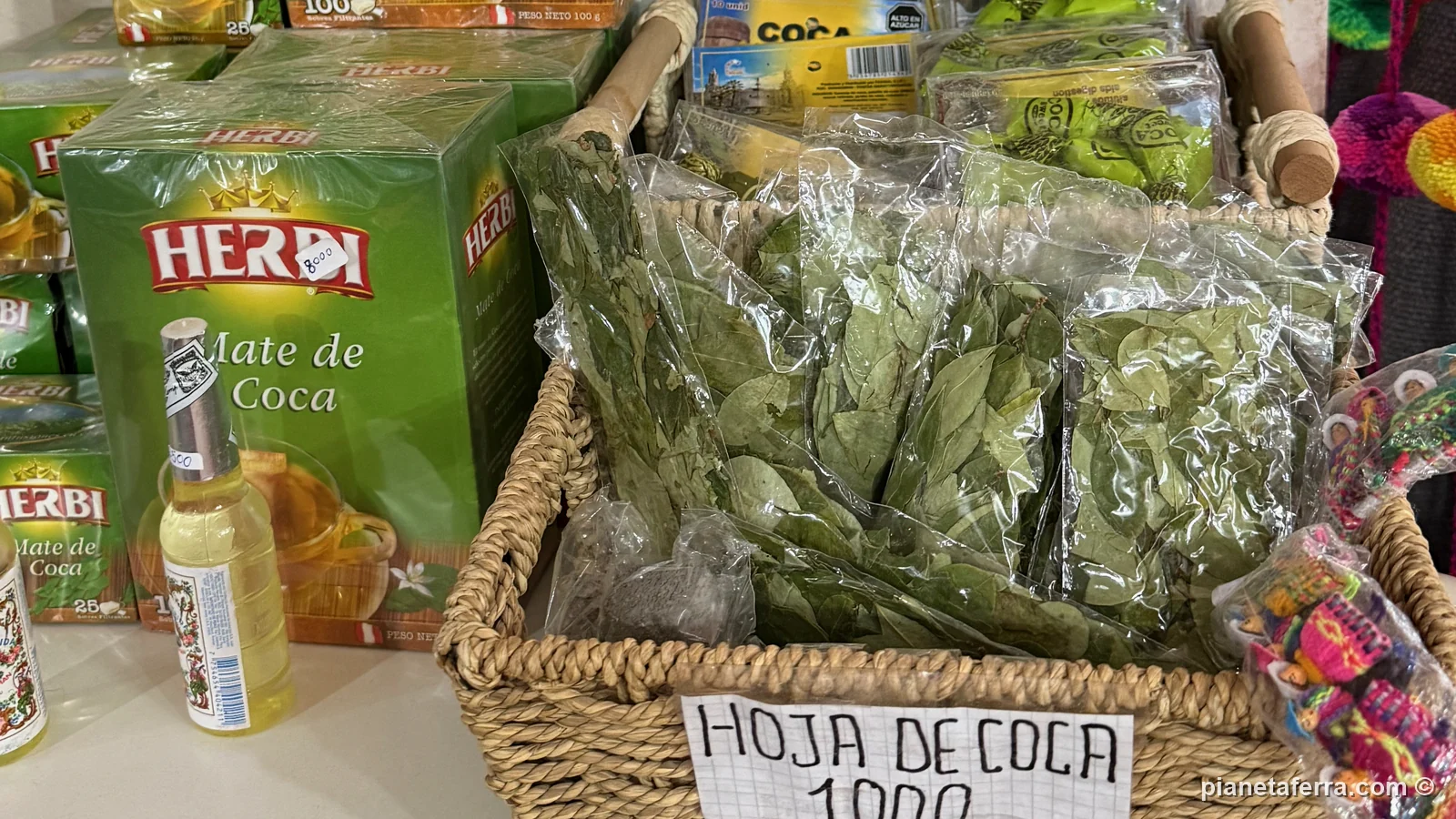 Sacchetti di foglie di coca e scatole di mate de coca in vendita in un negozio di San Pedro de Atacama