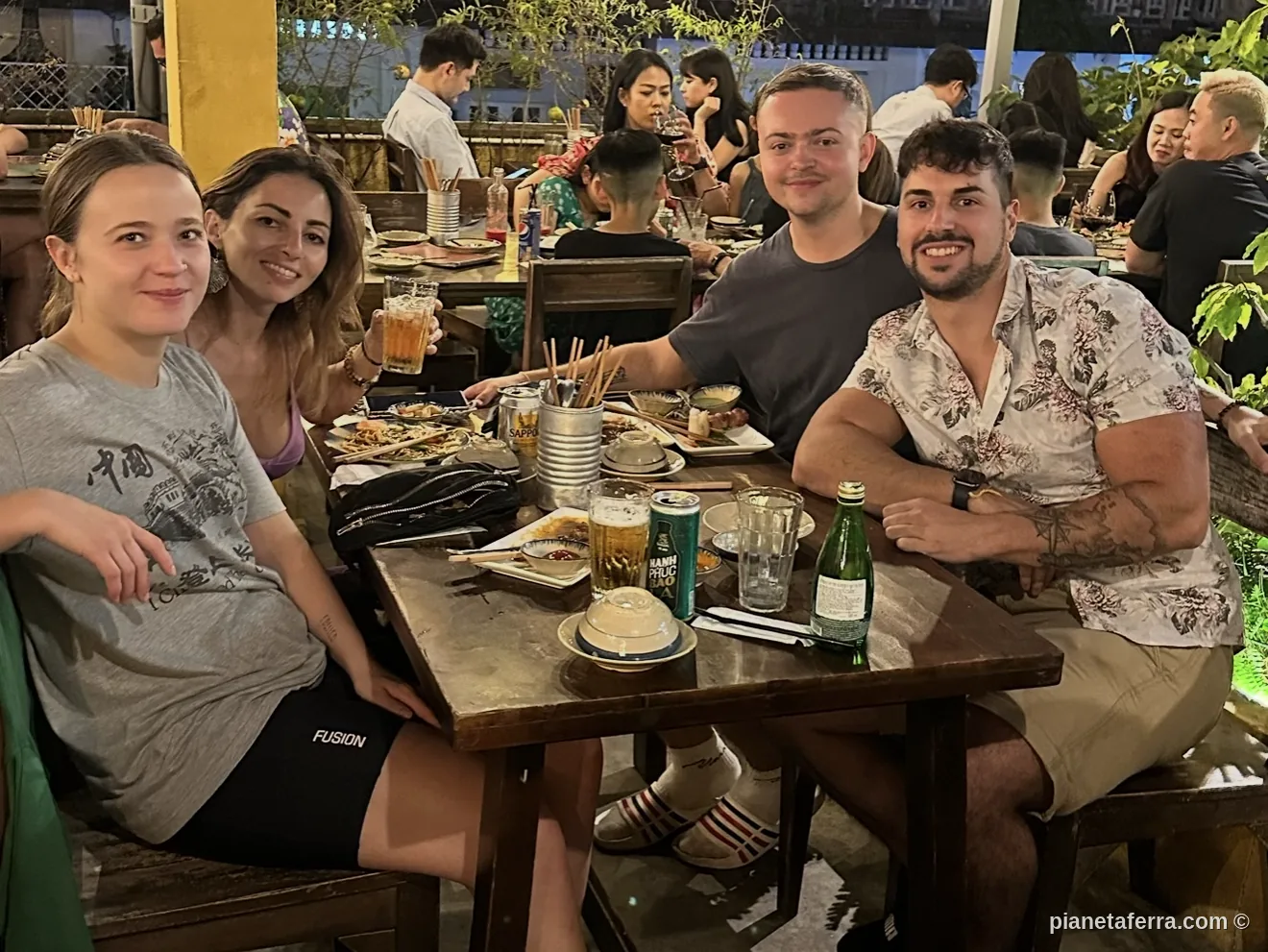 Luca, Matt e due amiche a cena in un ristorante all'aperto di Ho Chi Minh City in Vietnam
