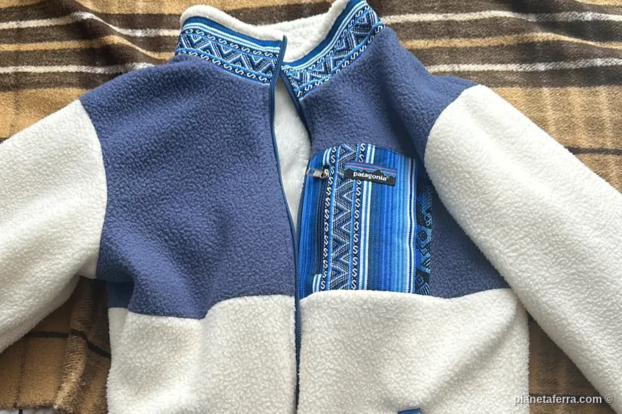 Pile andino su misura comprato a La Paz, con inserti di tessuto boliviano a fasce geometriche blu