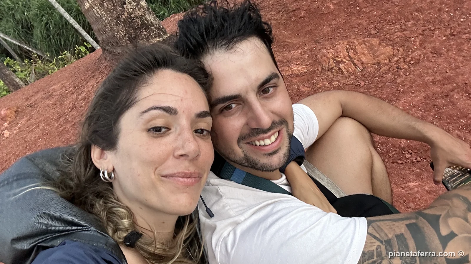 Luca Ferraina e Patricia sulla terra rossa di Coconut Tree Hill, a Mirissa, a giugno 2024