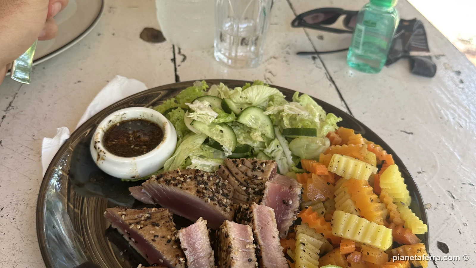 Tonno alla griglia con insalata e verdure in un ristorante di Mirissa, a giugno 2024