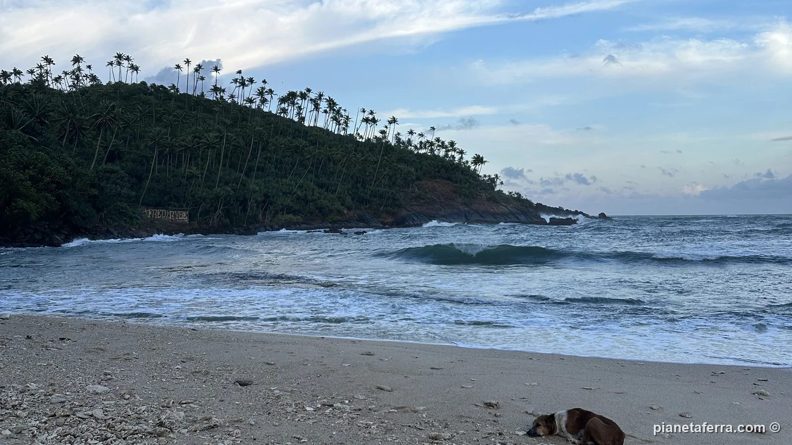 La Secret Beach di Mirissa nel tardo pomeriggio, con il mare mosso del monsone, a giugno 2024