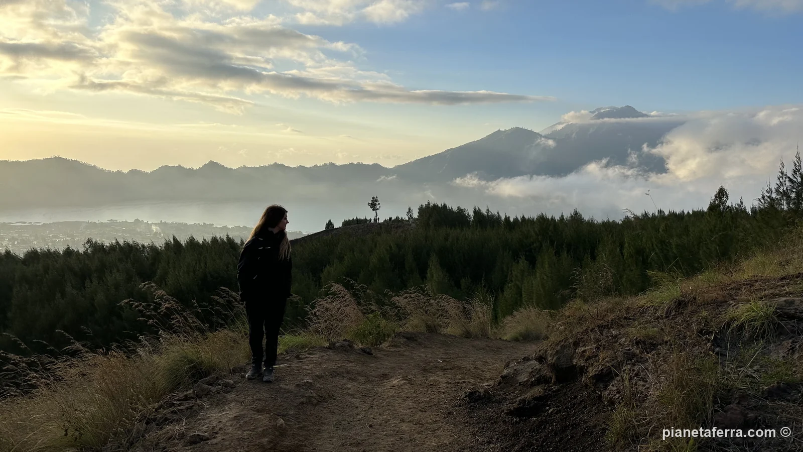 L'alba dal Monte Batur sopra le nuvole, nel 2023