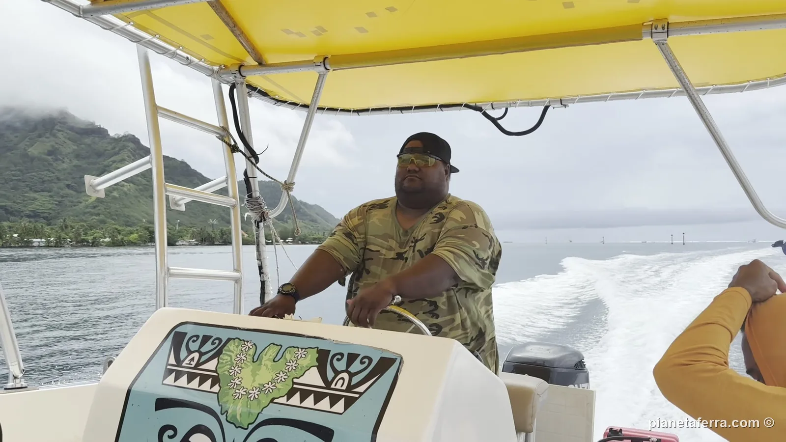 Lo skipper della barca di Tiki Tours durante il giro della laguna di Moorea, sotto il cielo coperto