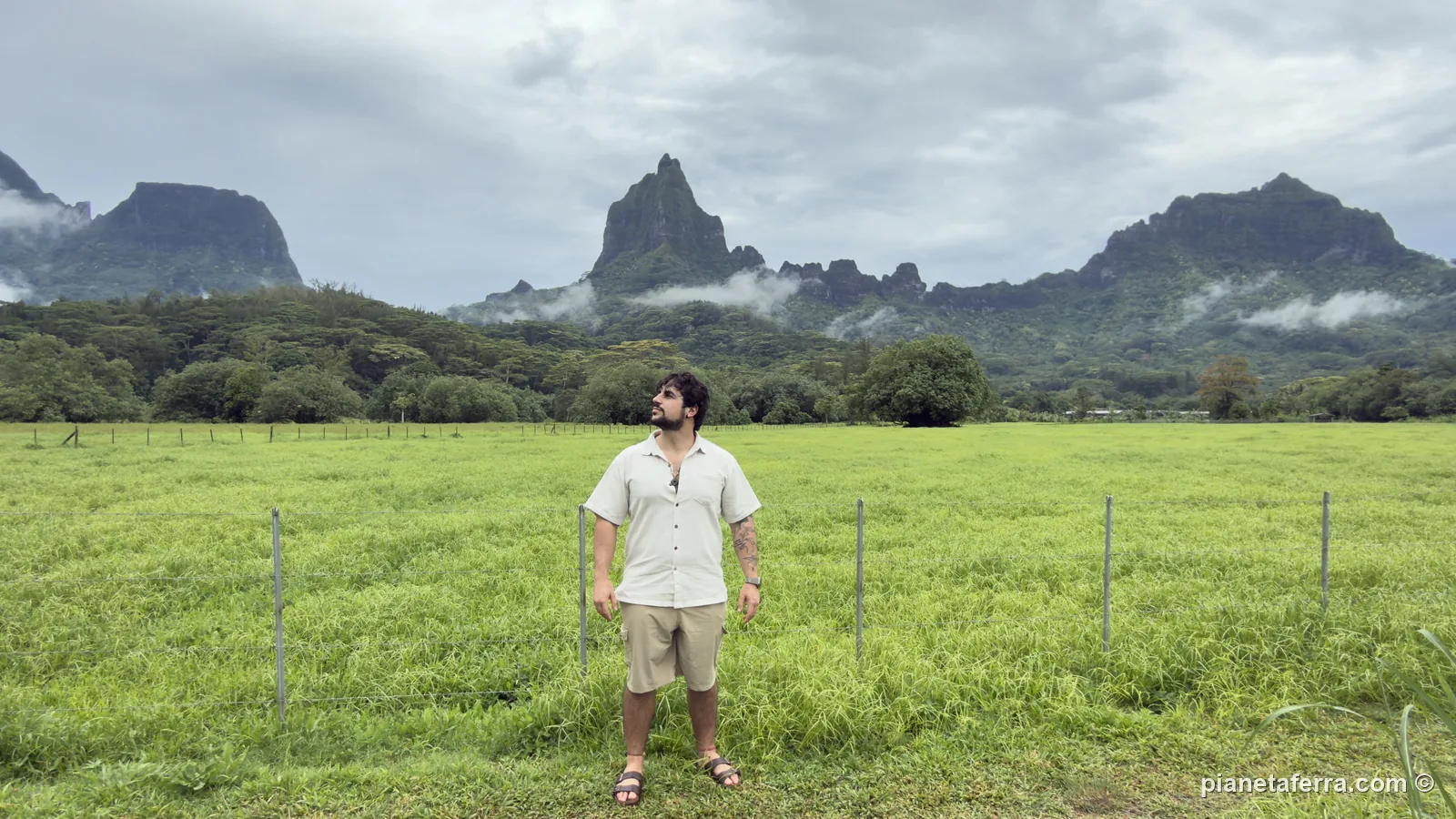 Luca in un prato della valle di Opunohu, ai piedi del Mouaroa e delle montagne di Moorea