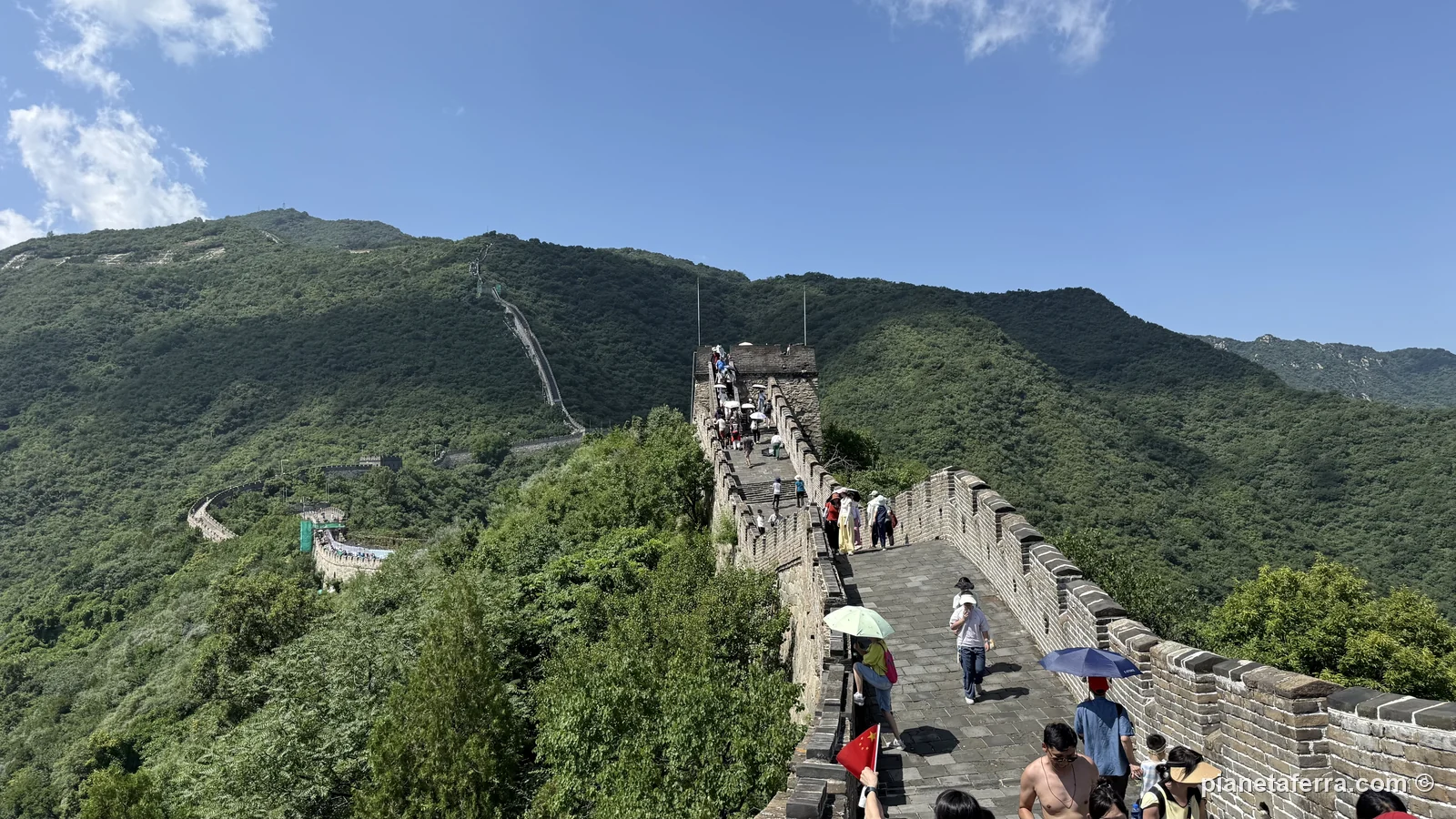 La Grande Muraglia di Mutianyu con le torri di guardia e le colline verdi, a luglio 2026