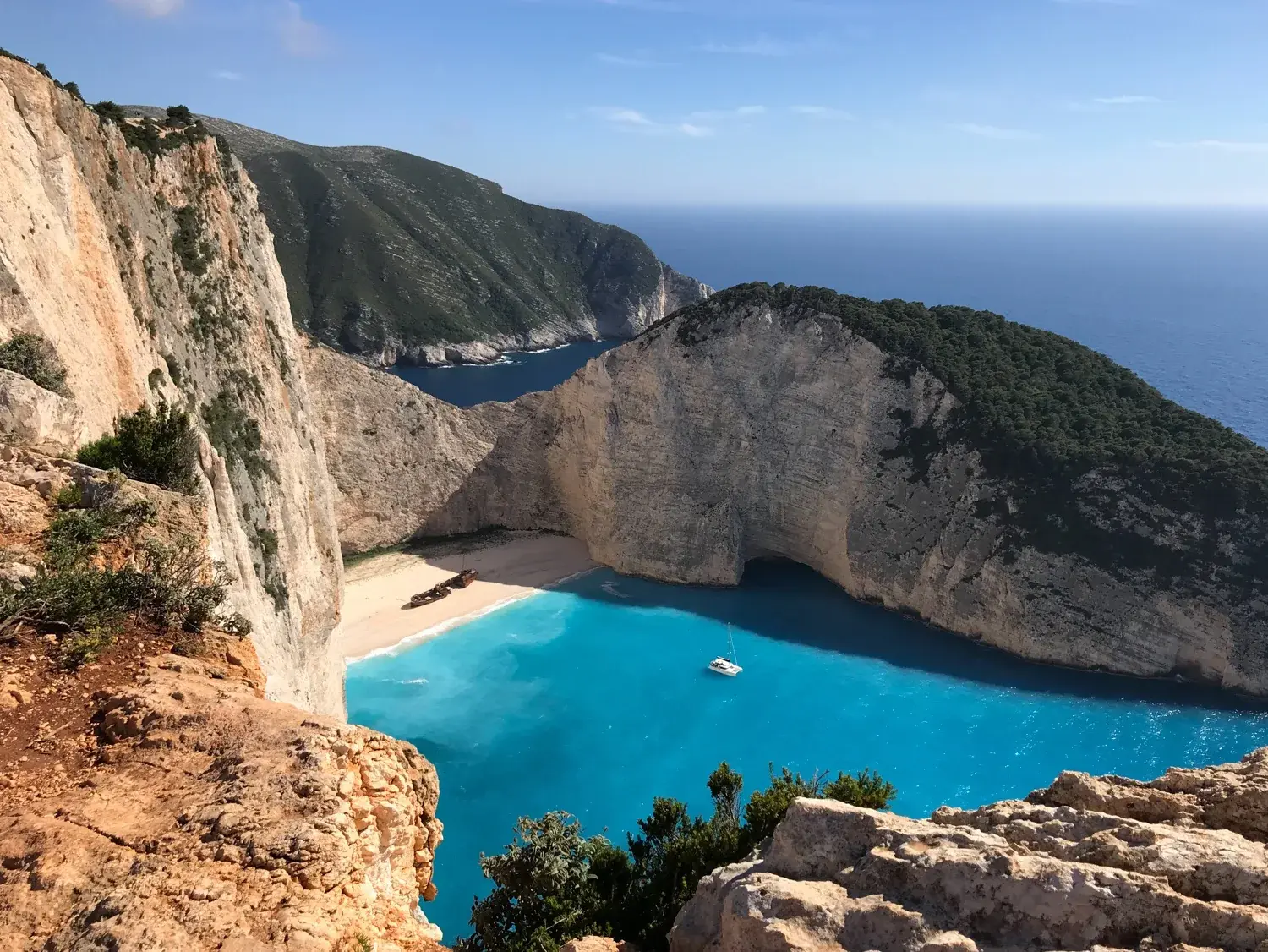 Spiaggia di Navagio a Zante vista dall'alto con il relitto e acque turchesi