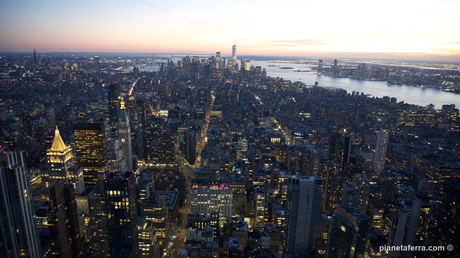 La vista verso Downtown dall'86° piano dell'Empire State Building al tramonto, a gennaio 2022