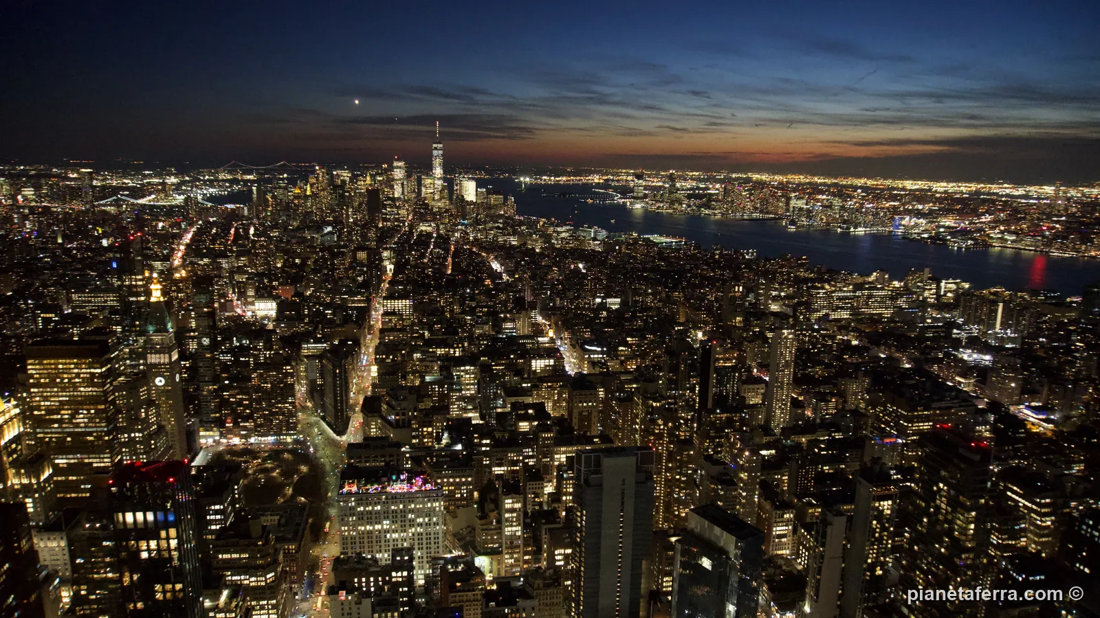 Manhattan illuminata vista dall'Empire State Building dopo il tramonto, a gennaio 2022