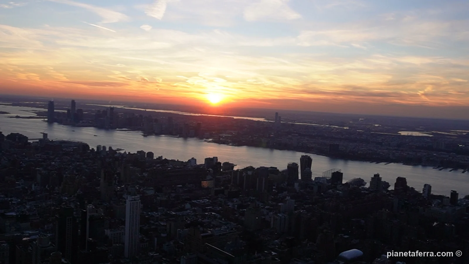 Il fiume Hudson al tramonto visto dall'alto, una sera d'inverno