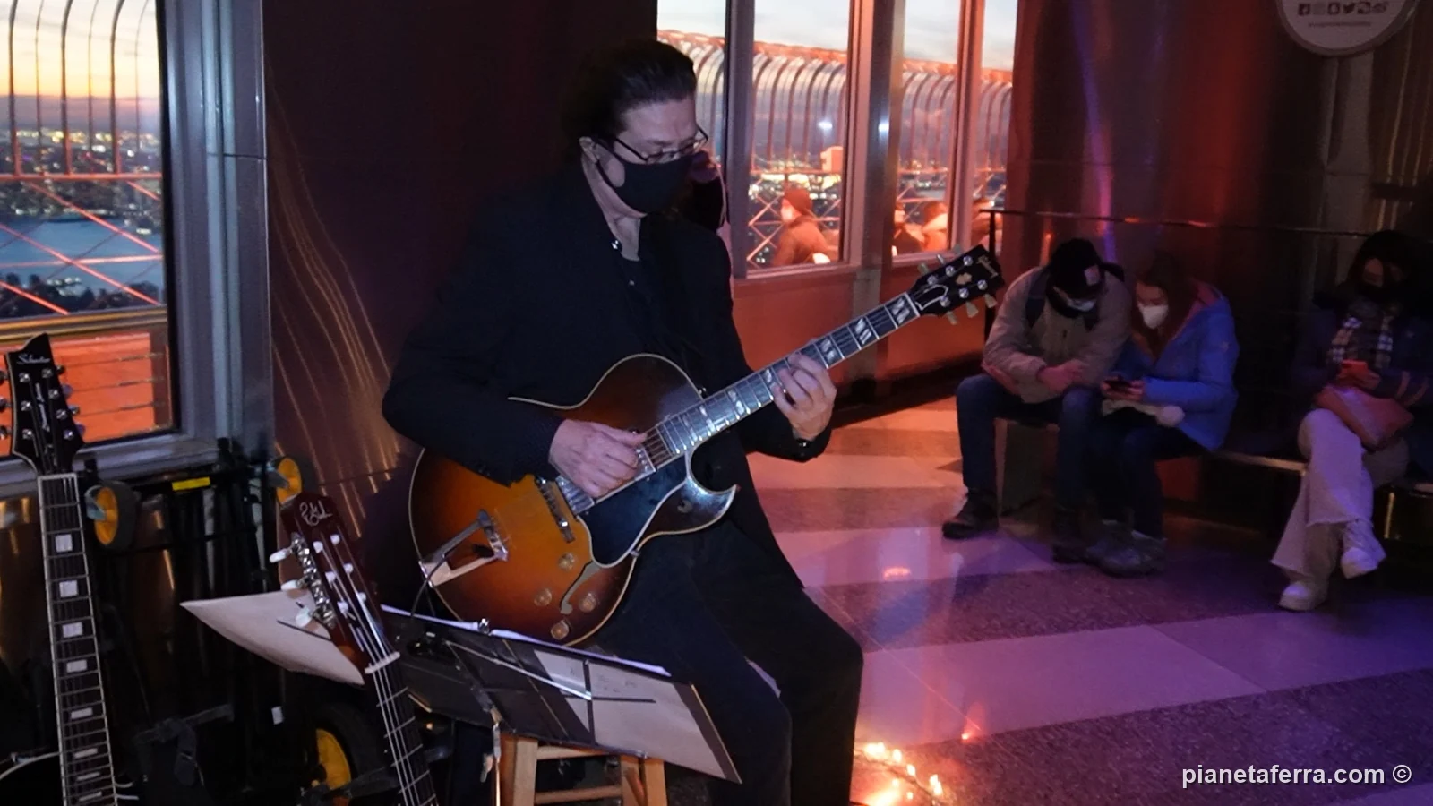 Un chitarrista jazz suona all'interno dell'Empire State Building, a gennaio 2022