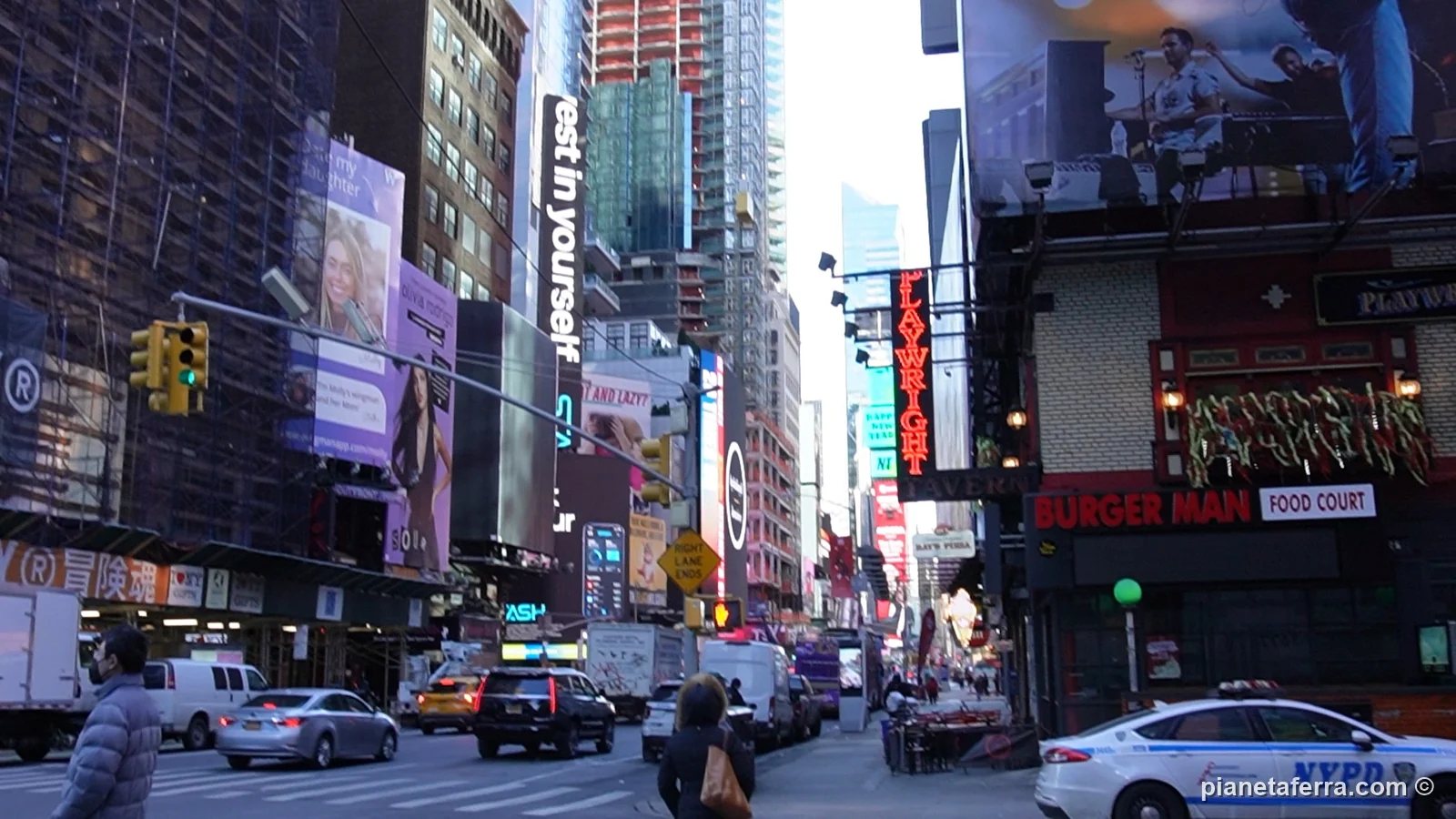 Times Square con i cartelloni e un food court, a gennaio 2022