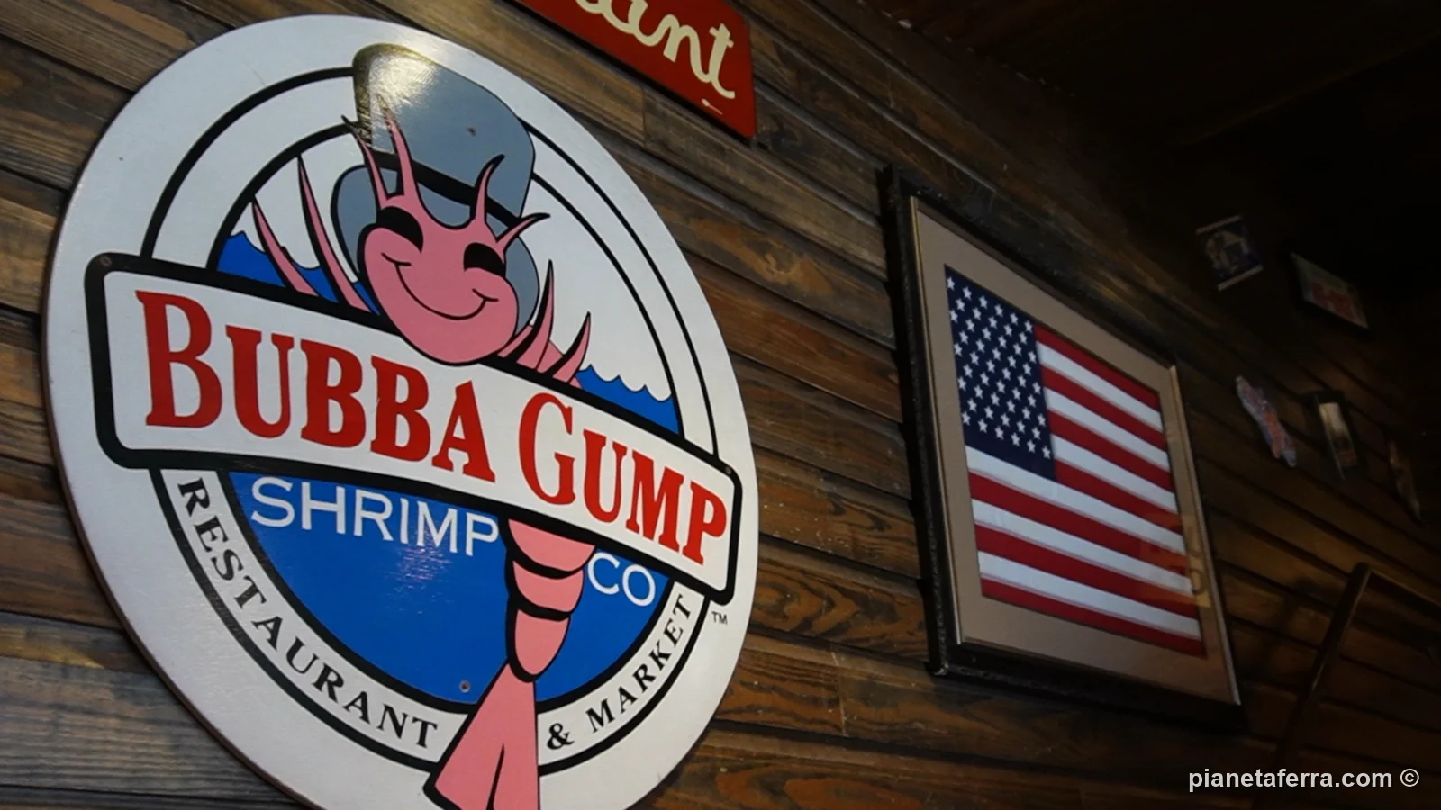 L'insegna di Bubba Gump a Times Square, a gennaio 2022: nella zona i ristoranti a tema sono ovunque