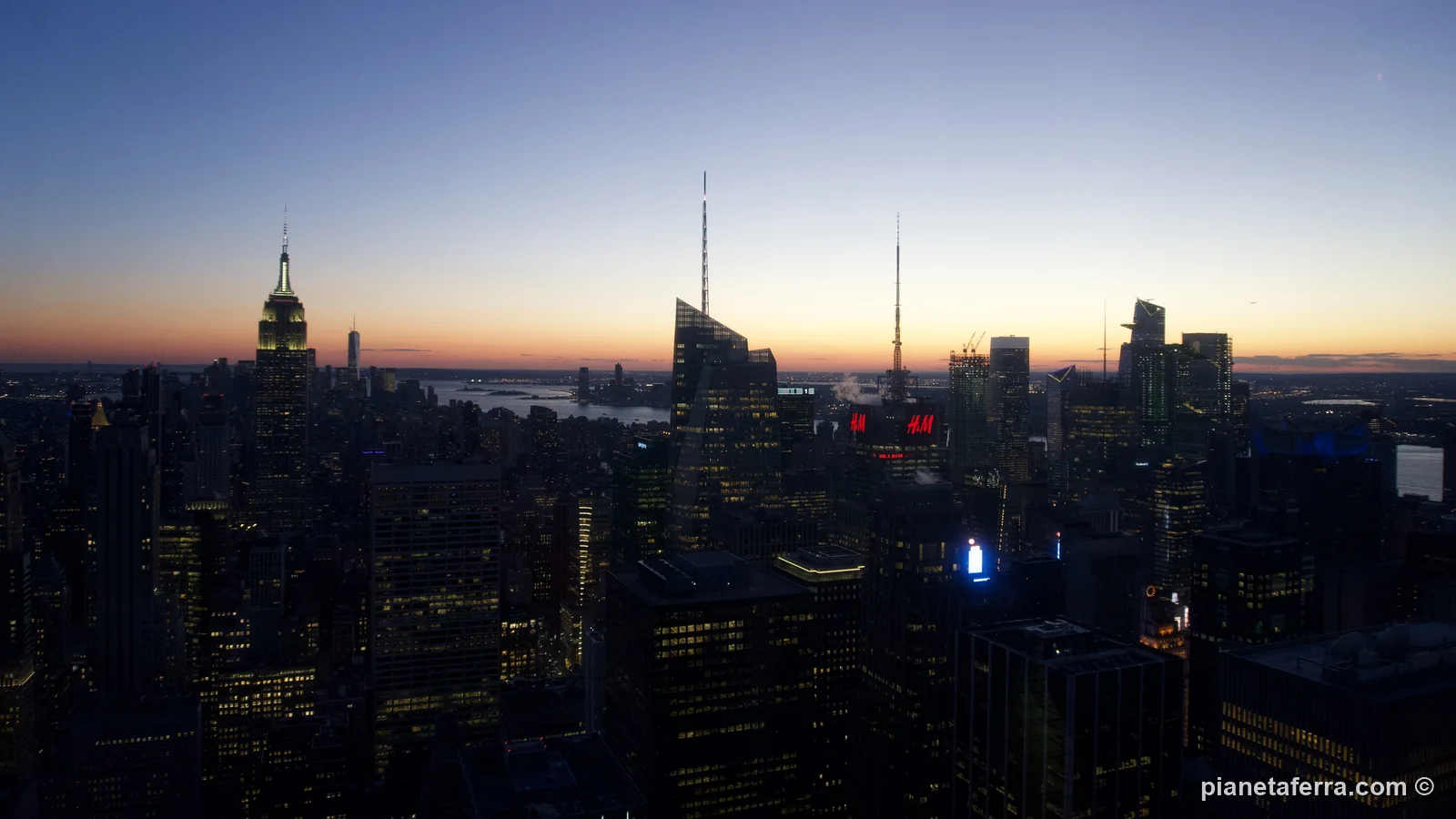 La vista dal Top of the Rock al tramonto, con l'Empire State Building a sinistra, a gennaio 2022