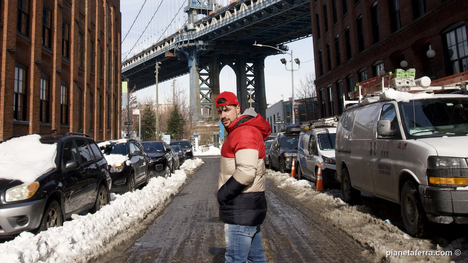 Luca con il piumino rosso a Dumbo, a Brooklyn, dopo la nevicata di fine gennaio 2022