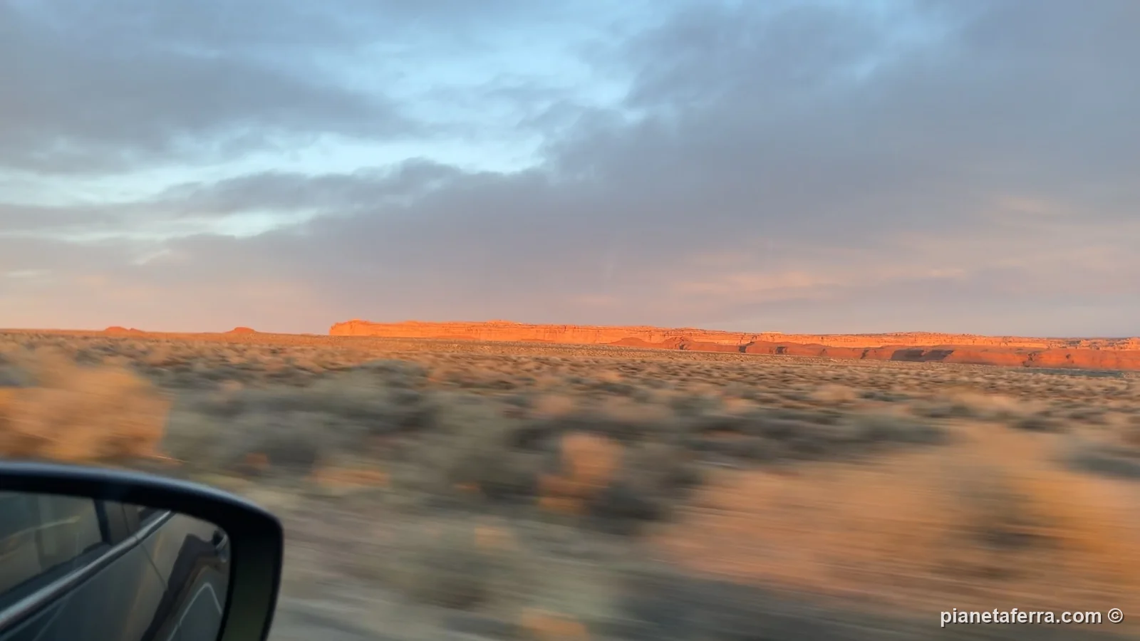 La strada verso la Monument Valley all'alba, dal finestrino del SUV a noleggio, a febbraio 2022