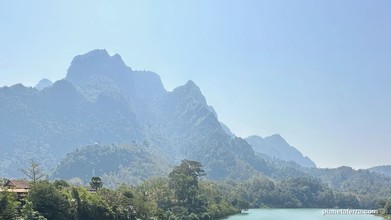 Il fiume Nam Ou e le pareti di roccia intorno a Nong Khiaw