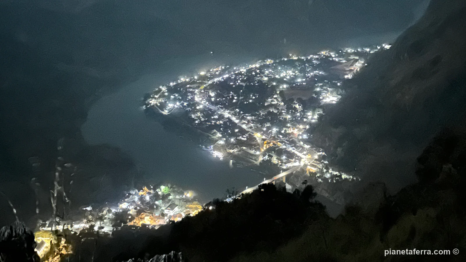 Le luci di Nong Khiaw di notte viste dal viewpoint dove Luca ha dormito in tenda