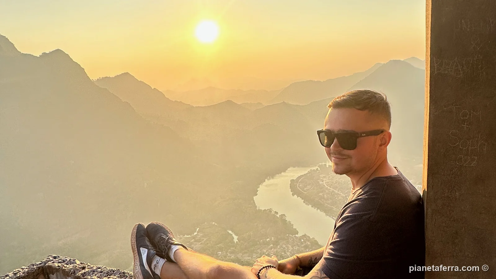 Un amico di Luca seduto in cima al viewpoint di Nong Khiaw al tramonto, con il fiume sotto